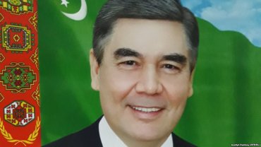 Туркмении массово заменяют портреты с президентом
