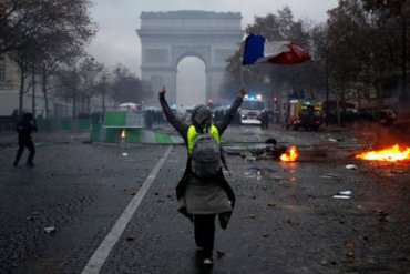 Власти Франции заявили, что «желтые жилеты» получают поддержку из-за рубежа