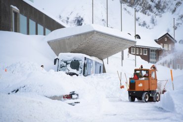 Лавина накрыла отель в Швейцарских Альпах
