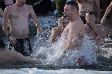 На Крещение Кличко с мэрами 30 городов купался в Днепре