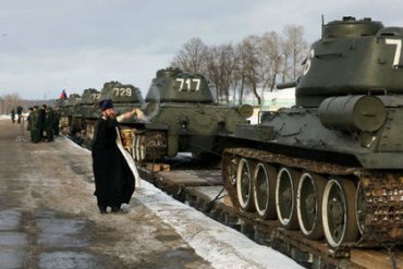 В России освятили батальон танков Т-34