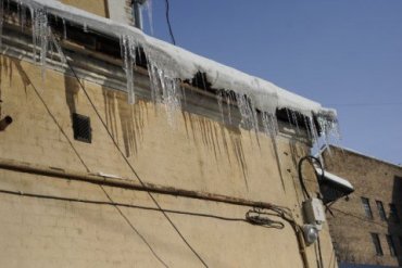 В Киеве глыба льда проломила крышу автомобиля