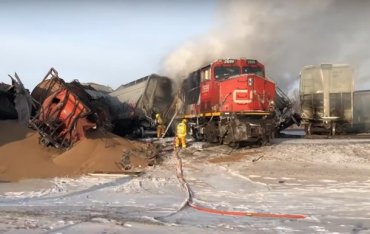 В Канаде с рельс сошел поезд, а потом загорелся