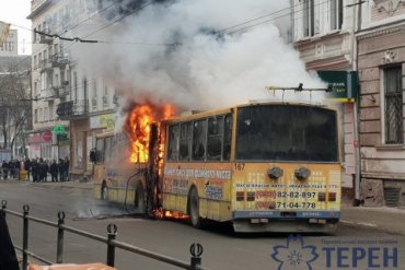 В центре Тернополя на ходу загорелся троллейбус