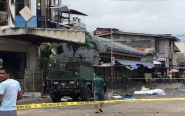 На Филиппинах от взрыва в католическом соборе погибли десятки верующих
