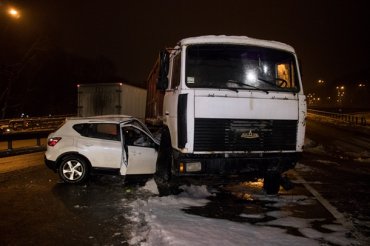 В Киеве столкнулись внедорожник и грузовик