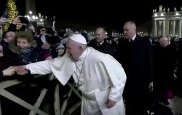 Папа Франциск в Ватикане ударил по рукам паломницу