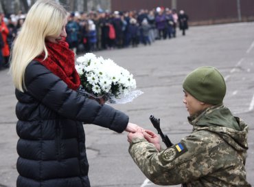 «Ты только жди»: Присягая на верность Украине, солдат сделал предложение девушке