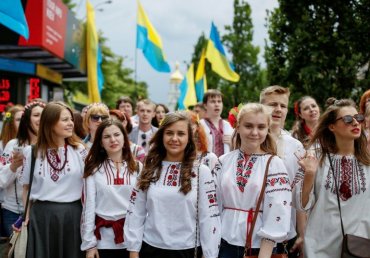 Молодым украинцам хотят платить деньги из бюджета, чтобы они не уезжали на заработки