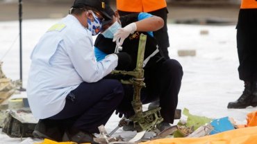 Спасатели обнаружили черные ящики упавшего в Индонезии самолета