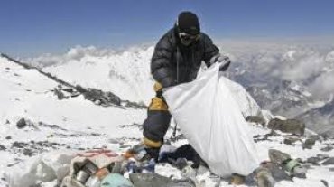 Непальские художники превратят мусор с Эвереста в арт-объекты