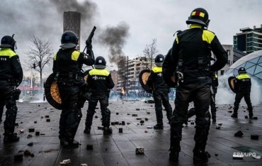 В Нидерландах продолжаются беспорядки на улицах из-за локдауна