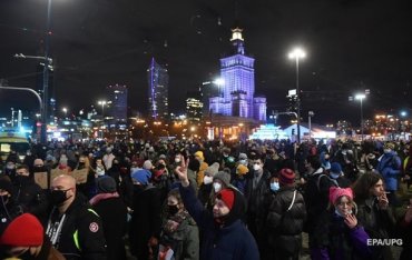 В Польше возобновились протесты после вступления в силу запрета абортов