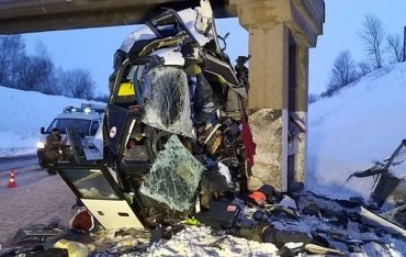 В России рейсовый автобус попал в ДТП: 5 погибших. Видео
