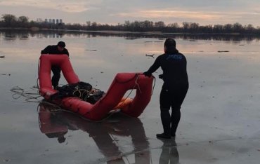 Провалился под лед: в Киеве из Днепра вытащили тело мужчины