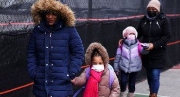 В США и Канаде из-за “Омикрона” закрывают тысячи школ