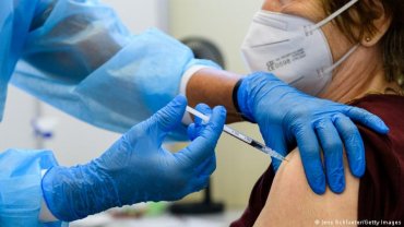 В Украине разрешили бустерную прививку от COVID-19: кто может получить