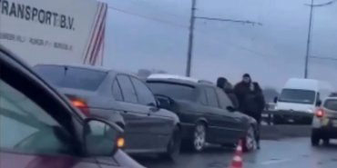 В Киеве на Северном мосту водитель потерял сознание и после столкновения с другим авто умер