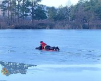 Под Запорожьем четверо рыбаков провалились под лед: что их спасло