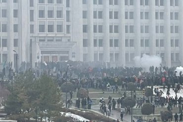 Протестующие в Алматы подожгли резиденцию президента: слышны выстрелы и взрывы