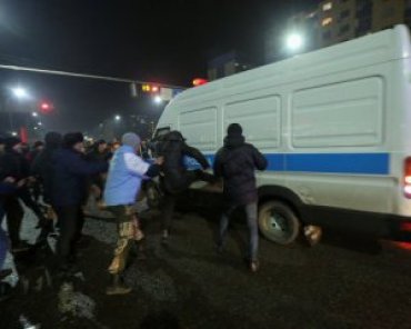 Протестующие в Алматы захватили здание полиции и сожгли прокуратуру