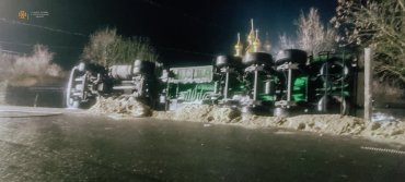 На Тернопольщине перевернулся бензовоз и заблокировал движение по международной трассе