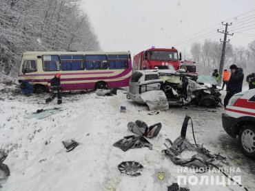 Под Львовом легковушка влетела в рейсовый автобус: семеро пострадавших
