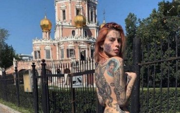 Обнаженная и вся в тату: российскую блогерку судят за оскорбление чувств верующих. Фото