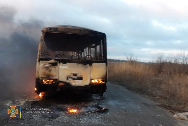 В Днепропетровской области на трассе загорелся автобус с пассажирами. Фото