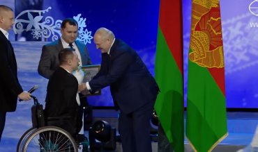 Лукашенко пытался вручить букет человеку без рук. Видео