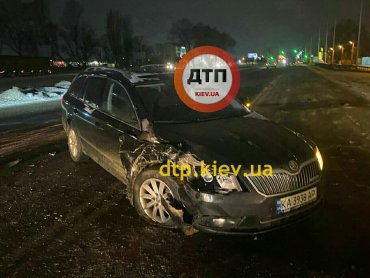 В Киеве масштабная ДТП с тремя автомобилями и трактором: есть пострадавшие