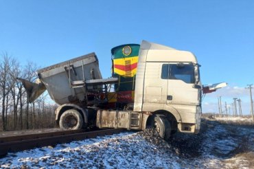 На Николаевщине локомотив протаранил грузовик: есть пострадавшие