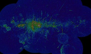 В сердце нашей Галактики найдены сотни загадочных магнитных нитей