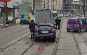 В Киеве на трамвайных путях легковушка влетела в автозак: движение заблокировано