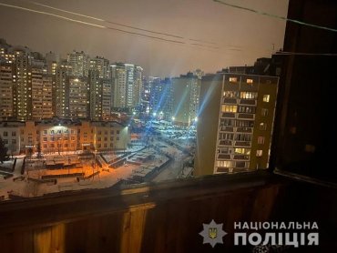 В Киеве женщина пыталась выпрыгнуть с 3-летним ребенком с 12 этажа. Видео