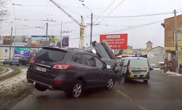 Во Львове произошло масштабное ДТП с полицейским авто и семью пострадавшими. Видео