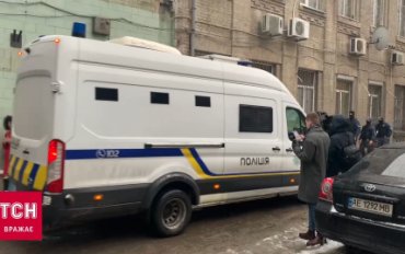 Стрелка из Днепра, убившего пять человек, привезли в суд: журналистов не пускают