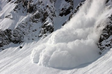 На Закарпатье прямо на трассу сошли две снежные лавины