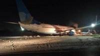 У російській Пермі Boeing-737 занесло за злітну смугу: він застряг у кучугурі