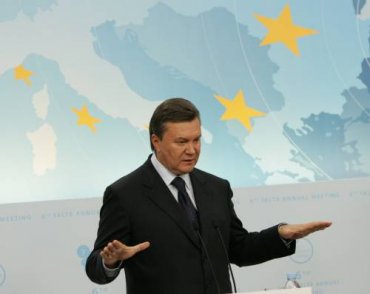 Янукович движется вниз