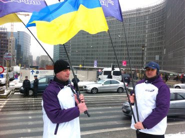«Украинский выбор» пикетирует Януковича в Брюсселе
