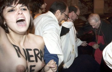 В Испании FEMENистки забросали кардинала трусами