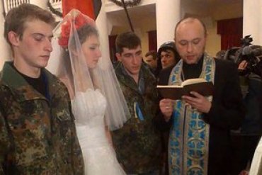 В мэрии Киева сыграли первую евромайдановскую свадьбу