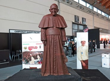 Папе Франциску подарили его шоколадную копию