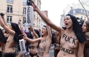 Парижские католики требуют запретить FEMEN