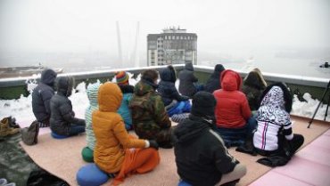 Буддисты со всего мира провели двухчасовую медитацию во Владивостоке в защиту Орлиной сопки