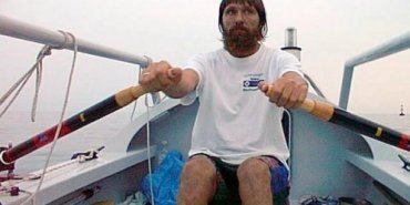 Священник РПЦ на весельной лодке уже 52 сутки пересекает Тихий океан