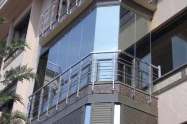 Безрамное остекление лоджий и балконов: плюсы и минусы