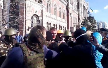«Что ты теперь плачешь?» Активисты захватили милиционера и ведут на Майдан ВИДЕО