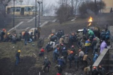 Майдан пошел в атаку на правительственный квартал и заявил о жертвах